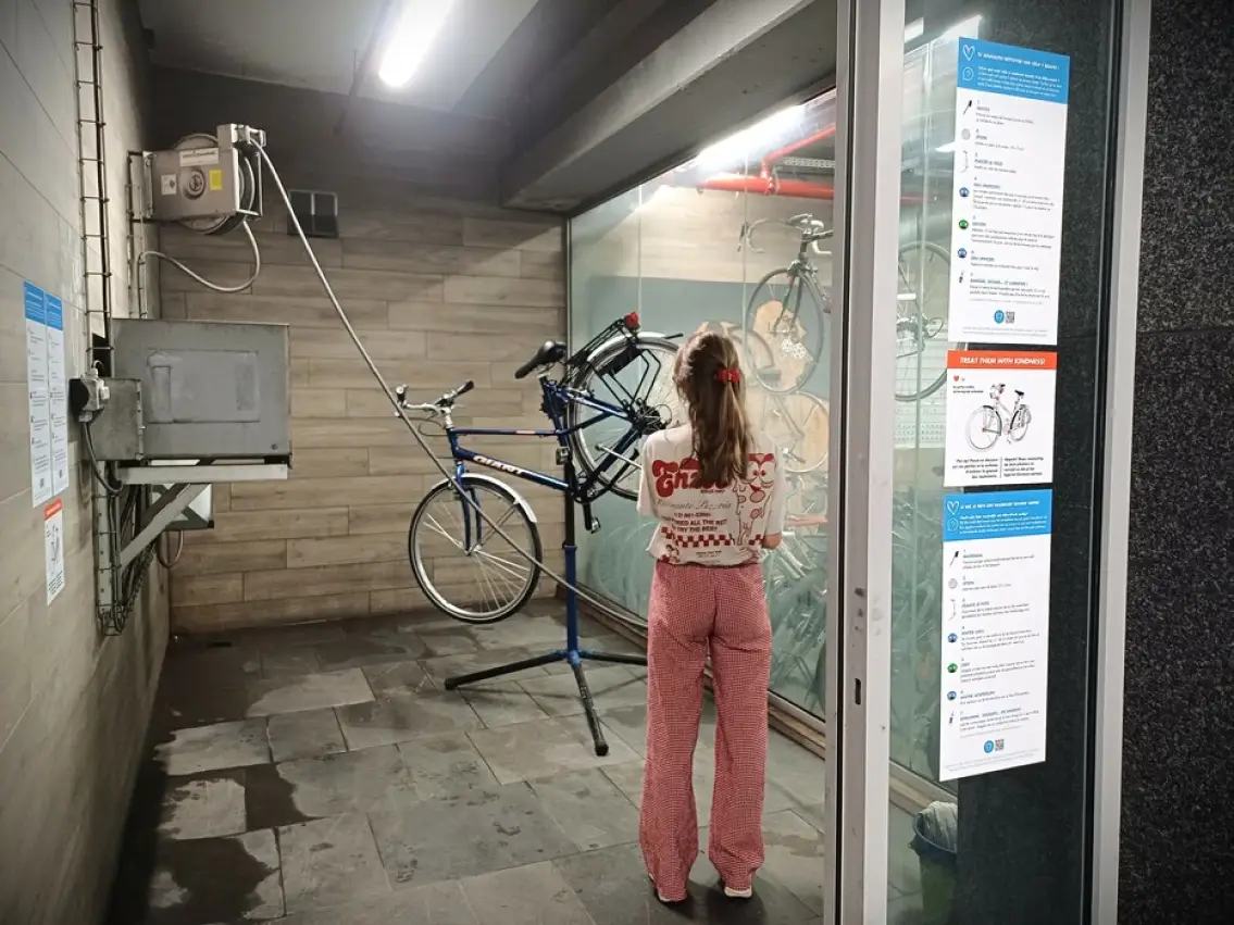 Photo d'une personne qui nettoie son vélo au bike wash