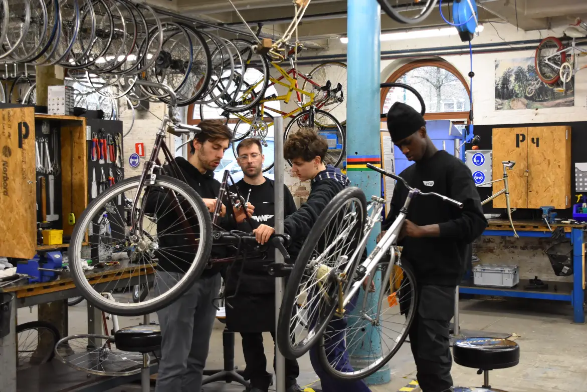 Mécaniciens autours d'un vélo