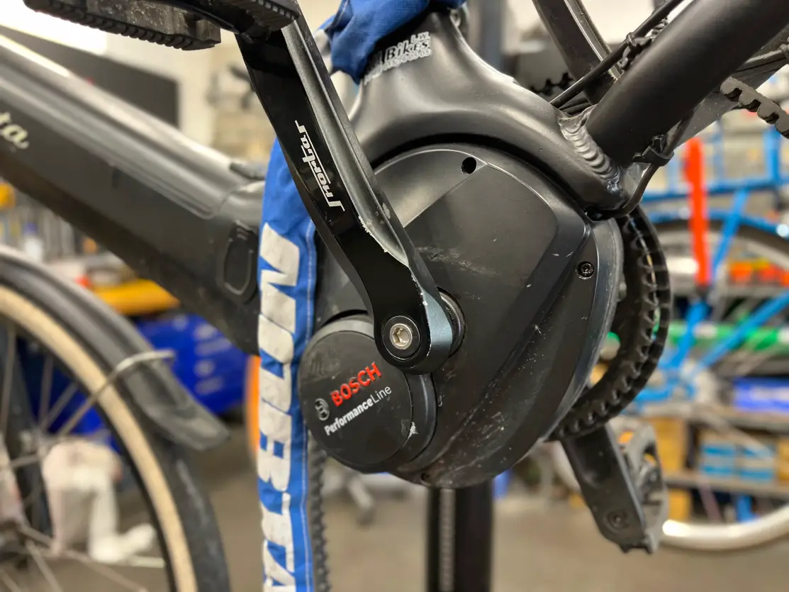 Plan serré sur un moteur électrique Bosh