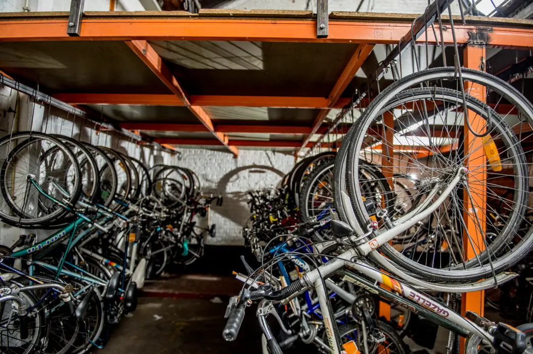 Pleins de vélos pendus par la roue avant
